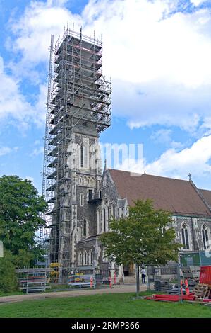 St Chiesa anglicana di Alban in parco a Churchillparken a Copenaghen, Danimarca. St La chiesa di Alban è sotto impalcature per lavori di ristrutturazione Foto Stock