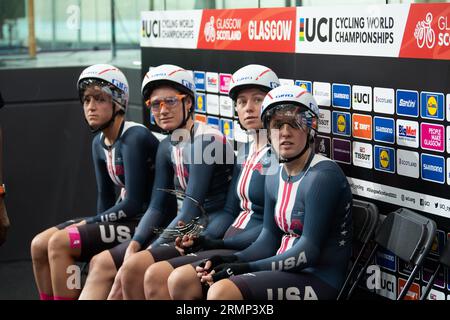 Le donne statunitensi seguono i risultati durante le qualificazioni per i Campionati del mondo di ciclismo su pista UCI, 5 agosto 2023 Foto Stock