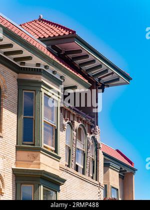 Vista soleggiata dell'edificio che danneggia il terremoto di South Napa a San Francisco, California Foto Stock