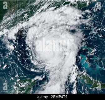 Miami, Stati Uniti. 29 agosto 2023. Immagine satellitare NOAA GEOS-East che mostra l'uragano Idalia mentre si muove verso il Golfo del Messico che dovrebbe colpire come Florida come categoria 3, portando venti potenti e una potenziale ondata di tempesta di 10-15 piedi nell'area di Big Bend, 29 agosto 2023. Credito: NESDIS/STAR/NOAA/Alamy Live News Foto Stock