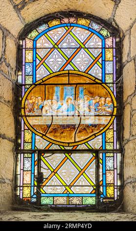 Notre-Dame-de-l'Assomption Dordogne Francia vetrate colorate l'ultima cena Foto Stock