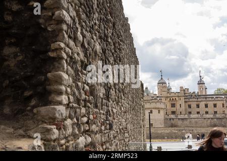 Primo piano dei resti del muro di Londra (200 d.C.) che circondava Londinium (Londra) in epoca romana con la Torre di Londra sullo sfondo. Foto Stock