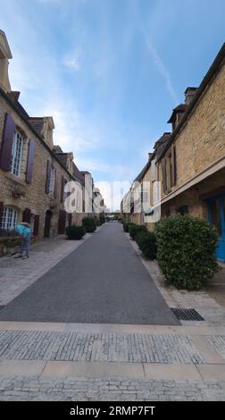 Domme Dordogne France, splendido villaggio fortificato o bastide con negozi, ristoranti e viste mozzafiato sul fiume Dordogna Foto Stock