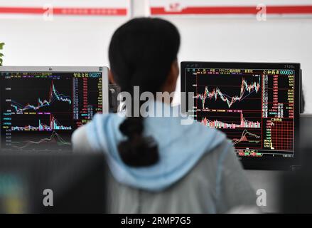 Fuyang, Cina. 28 agosto 2023. Gli investitori stanno prestando attenzione alle modifiche dell'indice composito di Shanghai visualizzate sullo schermo di un computer presso l'Huaa'an Securities Trading Office di Fuyang City. Il ministero delle Finanze e l'amministrazione fiscale dello Stato hanno annunciato in una dichiarazione dell'agosto 27 che la Cina avrebbe dimezzato l'imposta di bollo sulle transazioni azionarie dall'agosto 28 per rivitalizzare i mercati dei capitali e aumentare la fiducia degli investitori. (Foto di Sheldon Cooper/SOPA Images/Sipa USA) credito: SIPA USA/Alamy Live News Foto Stock