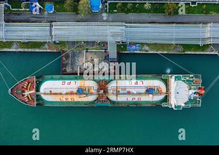 Spedire la nave cisterna con GPL. Processo di carico della petroliera, vista aerea del drone. Foto Stock