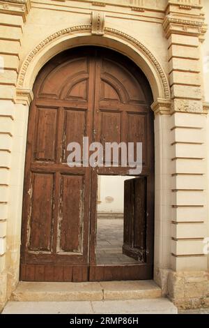 Bel vecchio portale a Lequile, Italia. Foto Stock