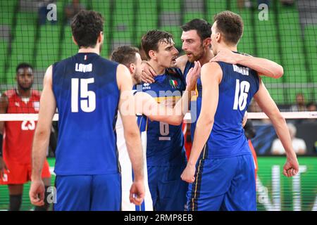 Simone Anzani, Daniele Lavia, Yuri Romano, Simone Gianelli (Italia) festeggiano la vittoria contro Cuba. Campionato del mondo di pallavolo 2022. Round di 16 Foto Stock