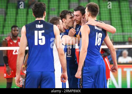 Simone Anzani, Daniele Lavia, Yuri Romano, Simone Gianelli (Italia) festeggiano la vittoria contro Cuba. Campionato del mondo di pallavolo 2022. Round di 16 Foto Stock