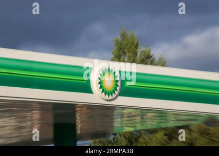 Viella, Asturie, Spagna. 29 agosto 2023. Il simbolo BP durante il prezzo della benzina supera i 1,8 euro e quello del diesel supera i 1,7 euro dopo otto settimane in aumento. (Immagine di credito: © Alberto Brevers/Pacific Press via ZUMA Press Wire) SOLO USO EDITORIALE! Non per USO commerciale! Foto Stock