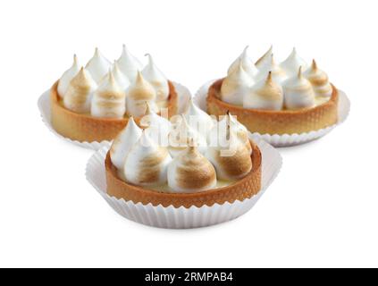 Tartarughe con cagliata di limone e meringa isolate su bianco. Delizioso dessert Foto Stock