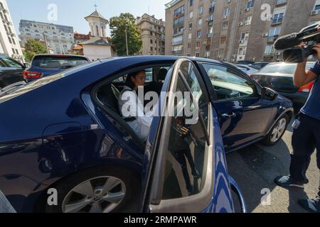 Bucarest, Romania. 28 agosto 2023: Clotilde Armand, sindaco del settore 1, lascia la Procura del settore 1, dove è stata informata di essere sospettata in un fascicolo penale redatto in seguito alla segnalazione dell’Agenzia nazionale per l’integrità (ANI) per aver utilizzato la posizione ufficiale per ottenere entrate dopo essersi nominata responsabile di un progetto europeo per il miglioramento della capacità amministrativa locale per quanto riguarda lo sviluppo, l’attuazione e la promozione di misure anticorruzione. Crediti: Lucian Alecu/Alamy Live News Foto Stock