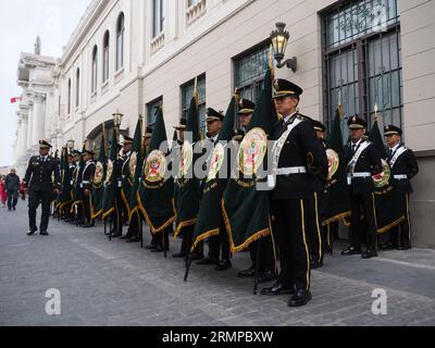 Lima, Perù. 29 agosto 2023. Distaccamento della polizia Nazionale che accompagna i devoti quando portano l'immagine di Santa Rosa de Lima sulle loro spalle partecipando alla processione nel centro di Lima come ogni 30 agosto. Santa Rosa di Lima, nata Isabel Flores de oliva, 20 aprile 1586 - 24 agosto 1617, è la patrona delle Americhe e della polizia Nazionale del Perù. Credito: Agenzia stampa Fotoholica/Alamy Live News Foto Stock