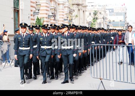 Lima, Perù. 29 agosto 2023. Distaccamento della polizia Nazionale che accompagna i devoti quando portano l'immagine di Santa Rosa de Lima sulle loro spalle partecipando alla processione nel centro di Lima come ogni 30 agosto. Santa Rosa di Lima, nata Isabel Flores de oliva, 20 aprile 1586 - 24 agosto 1617, è la patrona delle Americhe e della polizia Nazionale del Perù. Credito: Agenzia stampa Fotoholica/Alamy Live News Foto Stock