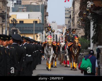 Lima, Perù. 29 agosto 2023. Polizia Nazionale a cavallo saluta quando i devoti portano l'immagine di Santa Rosa de Lima sulle loro spalle partecipando alla processione nel centro di Lima come ogni 30 agosto. Santa Rosa di Lima, nata Isabel Flores de oliva, 20 aprile 1586 - 24 agosto 1617, è la patrona delle Americhe e della polizia Nazionale del Perù. Credito: Agenzia stampa Fotoholica/Alamy Live News Foto Stock