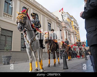 Lima, Perù. 29 agosto 2023. Polizia Nazionale a cavallo saluta quando i devoti portano l'immagine di Santa Rosa de Lima sulle loro spalle partecipando alla processione nel centro di Lima come ogni 30 agosto. Santa Rosa di Lima, nata Isabel Flores de oliva, 20 aprile 1586 - 24 agosto 1617, è la patrona delle Americhe e della polizia Nazionale del Perù. Credito: Agenzia stampa Fotoholica/Alamy Live News Foto Stock