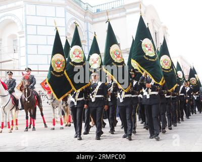 Lima, Perù. 29 agosto 2023. Distaccamento della polizia Nazionale che accompagna i devoti quando portano l'immagine di Santa Rosa de Lima sulle loro spalle partecipando alla processione nel centro di Lima come ogni 30 agosto. Santa Rosa di Lima, nata Isabel Flores de oliva, 20 aprile 1586 - 24 agosto 1617, è la patrona delle Americhe e della polizia Nazionale del Perù. Credito: Agenzia stampa Fotoholica/Alamy Live News Foto Stock