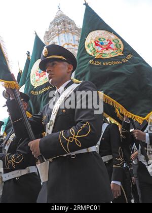 Lima, Perù. 29 agosto 2023. Distaccamento della polizia Nazionale che accompagna i devoti quando portano l'immagine di Santa Rosa de Lima sulle loro spalle partecipando alla processione nel centro di Lima come ogni 30 agosto. Santa Rosa di Lima, nata Isabel Flores de oliva, 20 aprile 1586 - 24 agosto 1617, è la patrona delle Americhe e della polizia Nazionale del Perù. Credito: Agenzia stampa Fotoholica/Alamy Live News Foto Stock