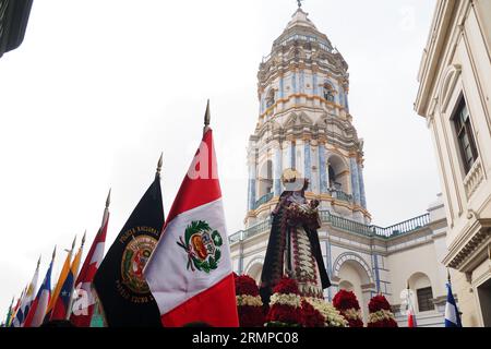 Lima, Perù. 29 agosto 2023. I devoti che portano l'immagine di Santa Rosa de Lima sulle loro spalle partecipano alla processione nel centro di Lima come ogni 30 agosto. Santa Rosa di Lima, nata Isabel Flores de oliva, 20 aprile 1586 - 24 agosto 1617, è la patrona delle Americhe e della polizia Nazionale del Perù. Credito: Agenzia stampa Fotoholica/Alamy Live News Foto Stock