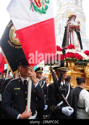 Lima, Perù. 29 agosto 2023. Distaccamento della polizia Nazionale che accompagna i devoti quando portano l'immagine di Santa Rosa de Lima sulle loro spalle partecipando alla processione nel centro di Lima come ogni 30 agosto. Santa Rosa di Lima, nata Isabel Flores de oliva, 20 aprile 1586 - 24 agosto 1617, è la patrona delle Americhe e della polizia Nazionale del Perù. Credito: Agenzia stampa Fotoholica/Alamy Live News Foto Stock