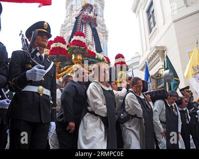 Lima, Perù. 29 agosto 2023. I devoti che portano l'immagine di Santa Rosa de Lima sulle loro spalle partecipano alla processione nel centro di Lima come ogni 30 agosto. Santa Rosa di Lima, nata Isabel Flores de oliva, 20 aprile 1586 - 24 agosto 1617, è la patrona delle Americhe e della polizia Nazionale del Perù. Credito: Agenzia stampa Fotoholica/Alamy Live News Foto Stock