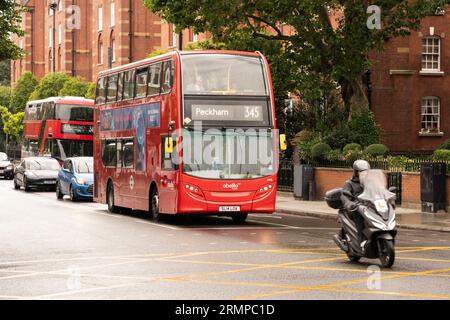 Un autobus rosso a due piani gestito da Abellio London, una compagnia di autobus che opera nella Greater London sotto contratto con Transport for London Foto Stock