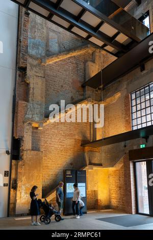 Caldaia a nord vista della riqualificazione della centrale elettrica di Battersea, con le pareti in mattoni strutturali originali trasformate in una caratteristica. Londra, Regno Unito Foto Stock