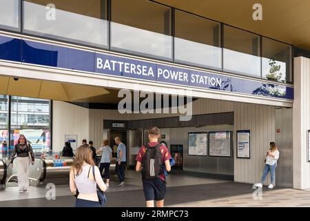Battersea Power Station è una stazione della metropolitana di Londra a Battersea, Londra, che serve il sito di riqualificazione, così come la stessa Battersea Foto Stock
