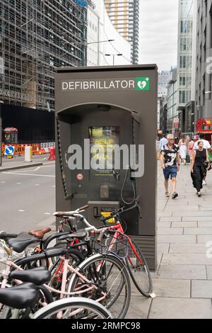 Un defibrillatore per l'accesso di emergenza in un'ex cabina telefonica, parte della rete di defibrillatori nazionali in espansione. La A10, Londra, Inghilterra Foto Stock