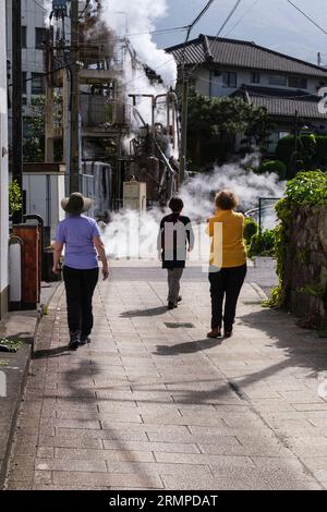 Giappone, Kyushu, Beppu. Le ventole rilasciano vapore prodotto da Hot Springs in the Town. Foto Stock