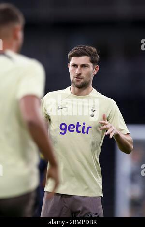 Ben Davies del Tottenham Hotspur si riscalda durante la partita del secondo turno della Carabao Cup tra Fulham e Tottenham Hotspur al Craven Cottage di Londra martedì 29 agosto 2023. (Foto: Tom West | mi News) crediti: MI News & Sport /Alamy Live News Foto Stock