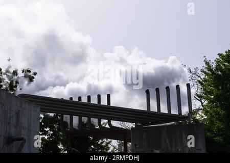 Giappone, Kyushu, Beppu. Le ventole rilasciano vapore prodotto da Hot Springs in the Town. Foto Stock