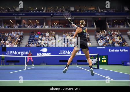 New York, USA. 29 agosto 2023. La tennista belga Greet Minnen gioca contro Venus Williams degli Stati Uniti all'Arthur Ashe Stadium durante il Women's Singles Round 1 al torneo di tennis US Open 2023, tenutosi a Flushing Meadow Corona Park nel Queens, New York, NY, 29 agosto 2023. Minnen ha vinto la partita in 1 ora e 14 minuti (Foto di Anthony Behar/Sipa USA) credito: SIPA USA/Alamy Live News Foto Stock