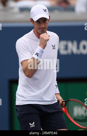 New York, USA. 29 agosto 2023. Andy Murray della Gran Bretagna festeggia durante il primo turno di singolare maschile contro la francese Corentin Moutet agli US Open 2023 di New York, negli Stati Uniti, il 29 agosto 2023. Crediti: Liu Jie/Xinhua/Alamy Live News Foto Stock