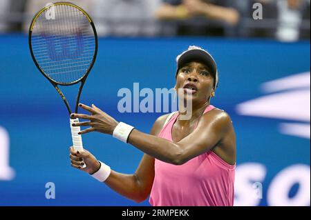 New York, USA. 29 agosto 2023. Venus Williams degli Stati Uniti gioca contro la tennista belga Greet Minnen all'Arthur Ashe Stadium durante il Women's Singles Round 1 al torneo di tennis US Open 2023, tenutosi a Flushing Meadow Corona Park nel Queens, New York, NY, 29 agosto 2023. Minnen ha vinto la partita in 1 ora e 14 minuti (Foto di Anthony Behar/Sipa USA) credito: SIPA USA/Alamy Live News Foto Stock