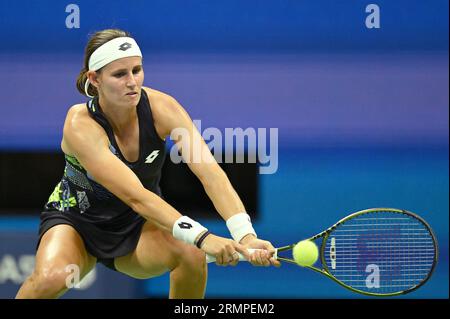 New York, USA. 29 agosto 2023. La tennista belga Greet Minnen gioca contro Venus Williams degli Stati Uniti all'Arthur Ashe Stadium durante il Women's Singles Round 1 al torneo di tennis US Open 2023, tenutosi a Flushing Meadow Corona Park nel Queens, New York, NY, 29 agosto 2023. Minnen ha vinto la partita in 1 ora e 14 minuti (Foto di Anthony Behar/Sipa USA) credito: SIPA USA/Alamy Live News Foto Stock