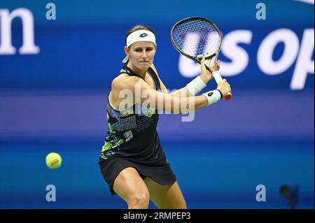 New York, USA. 29 agosto 2023. La tennista belga Greet Minnen gioca contro Venus Williams degli Stati Uniti all'Arthur Ashe Stadium durante il Women's Singles Round 1 al torneo di tennis US Open 2023, tenutosi a Flushing Meadow Corona Park nel Queens, New York, NY, 29 agosto 2023. Minnen ha vinto la partita in 1 ora e 14 minuti (Foto di Anthony Behar/Sipa USA) credito: SIPA USA/Alamy Live News Foto Stock