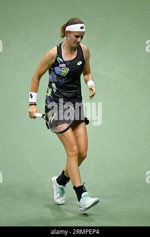 New York, USA. 29 agosto 2023. La tennista belga Greet Minnen gioca contro Venus Williams degli Stati Uniti all'Arthur Ashe Stadium durante il Women's Singles Round 1 al torneo di tennis US Open 2023, tenutosi a Flushing Meadow Corona Park nel Queens, New York, NY, 29 agosto 2023. Minnen ha vinto la partita in 1 ora e 14 minuti (Foto di Anthony Behar/Sipa USA) credito: SIPA USA/Alamy Live News Foto Stock