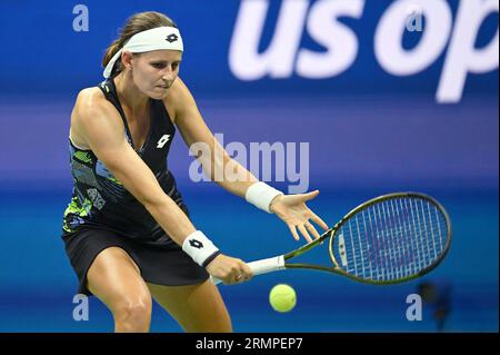 New York, USA. 29 agosto 2023. La tennista belga Greet Minnen gioca contro Venus Williams degli Stati Uniti all'Arthur Ashe Stadium durante il Women's Singles Round 1 al torneo di tennis US Open 2023, tenutosi a Flushing Meadow Corona Park nel Queens, New York, NY, 29 agosto 2023. Minnen ha vinto la partita in 1 ora e 14 minuti (Foto di Anthony Behar/Sipa USA) credito: SIPA USA/Alamy Live News Foto Stock
