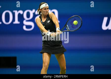 New York, USA. 29 agosto 2023. La tennista belga Greet Minnen gioca contro Venus Williams degli Stati Uniti all'Arthur Ashe Stadium durante il Women's Singles Round 1 al torneo di tennis US Open 2023, tenutosi a Flushing Meadow Corona Park nel Queens, New York, NY, 29 agosto 2023. Minnen ha vinto la partita in 1 ora e 14 minuti (Foto di Anthony Behar/Sipa USA) credito: SIPA USA/Alamy Live News Foto Stock