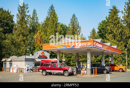 Una stazione di servizio Canco-Canada a Vancouver, British Columbia. Canco è una catena indipendente di stazioni di servizio lanciata nel 2016. Gente che fa il pieno in una stazione di servizio Foto Stock