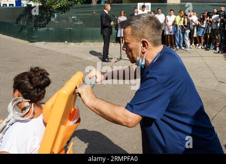 Bucarest, Romania. 28 agosto 2023: Klaus Iohannis, il presidente della Romania, lascia l'ospedale clinico di emergenza di Bucarest - SCUB Floreasca dopo aver visitato i vigili del fuoco feriti nell'incendio in una stazione GPL non autorizzata nel comune di Crevedia, 28 km a nord-est di Bucarest, dove sono state localizzate diverse petroliere, due delle quali sono esplose, uccidendo due persone e ferendone altre 58, soprattutto vigili del fuoco. Crediti: Lucian Alecu/Alamy Live News Foto Stock