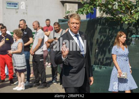 Bucarest, Romania. 28 agosto 2023: Klaus Iohannis, il presidente della Romania, lascia l'ospedale clinico di emergenza di Bucarest - SCUB Floreasca dopo aver visitato i vigili del fuoco feriti nell'incendio in una stazione GPL non autorizzata nel comune di Crevedia, 28 km a nord-est di Bucarest, dove sono state localizzate diverse petroliere, due delle quali sono esplose, uccidendo due persone e ferendone altre 58, soprattutto vigili del fuoco. Crediti: Lucian Alecu/Alamy Live News Foto Stock