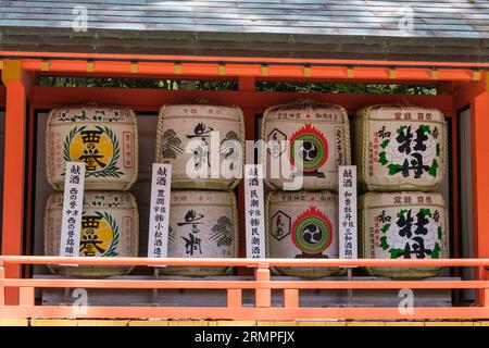 Giappone, Kyushu. USA Jingu Shinto Shrine. Botti di sake donate dai sake Brewers che hanno dato importanti contributi al Santuario. Foto Stock