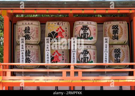 Giappone, Kyushu. USA Jingu Shinto Shrine. Botti di sake donate dai sake Brewers che hanno dato importanti contributi al Santuario. Foto Stock