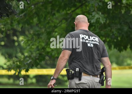 Newark, Stati Uniti. 29 agosto 2023. Sceriffo americano sulla scena della polizia ha coinvolto delle sparatorie. L'ufficio del procuratore generale del New Jersey sta indagando su una sparatoria che ha coinvolto la polizia avvenuta a West Side Park a Newark. Martedì pomeriggio intorno alle 16:00, almeno una persona è stata colpita dalla polizia all'interno di West Side Park. L'ufficio del procuratore della contea di Essex e gli U.S. Marshal erano sulla scena. (Foto di Kyle Mazza/SOPA Images/Sipa USA) credito: SIPA USA/Alamy Live News Foto Stock