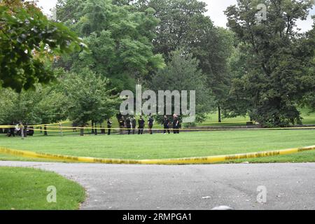 Newark, Stati Uniti. 29 agosto 2023. Le autorità convergono sulla scena del crimine e setacciano l'area per cercare prove. L'ufficio del procuratore generale del New Jersey sta indagando su una sparatoria che ha coinvolto la polizia avvenuta a West Side Park a Newark. Martedì pomeriggio intorno alle 16:00, almeno una persona è stata colpita dalla polizia all'interno di West Side Park. L'ufficio del procuratore della contea di Essex e gli U.S. Marshal erano sulla scena. (Foto di Kyle Mazza/SOPA Images/Sipa USA) credito: SIPA USA/Alamy Live News Foto Stock