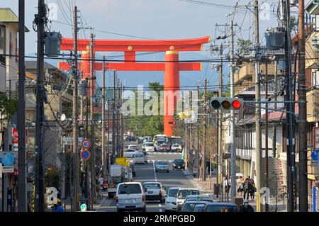 Il primo gateway esterno torii di Heian-jingu, Kyoto JP Foto Stock