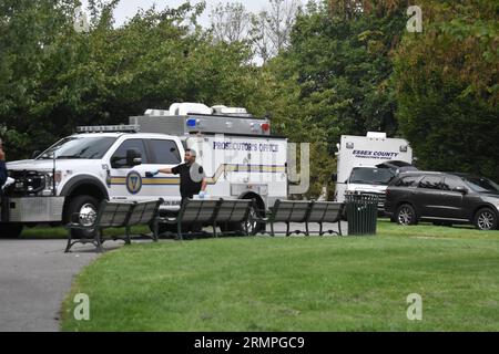 Newark, Stati Uniti. 29 agosto 2023. Ufficio del procuratore della contea di Essex sulla scena della sparatoria. L'ufficio del procuratore generale del New Jersey sta indagando su una sparatoria che ha coinvolto la polizia avvenuta a West Side Park a Newark. Martedì pomeriggio intorno alle 16:00, almeno una persona è stata colpita dalla polizia all'interno di West Side Park. L'ufficio del procuratore della contea di Essex e gli U.S. Marshal erano sulla scena. (Foto di Kyle Mazza/SOPA Images/Sipa USA) credito: SIPA USA/Alamy Live News Foto Stock