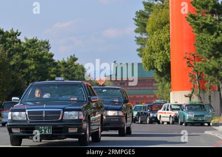 Il primo gateway esterno torii di Heian-jingu, Kyoto JP Foto Stock