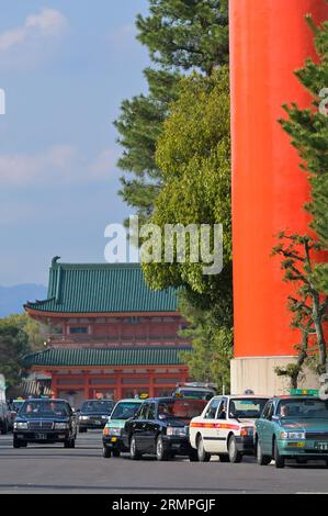 Il primo gateway esterno torii di Heian-jingu, Kyoto JP Foto Stock